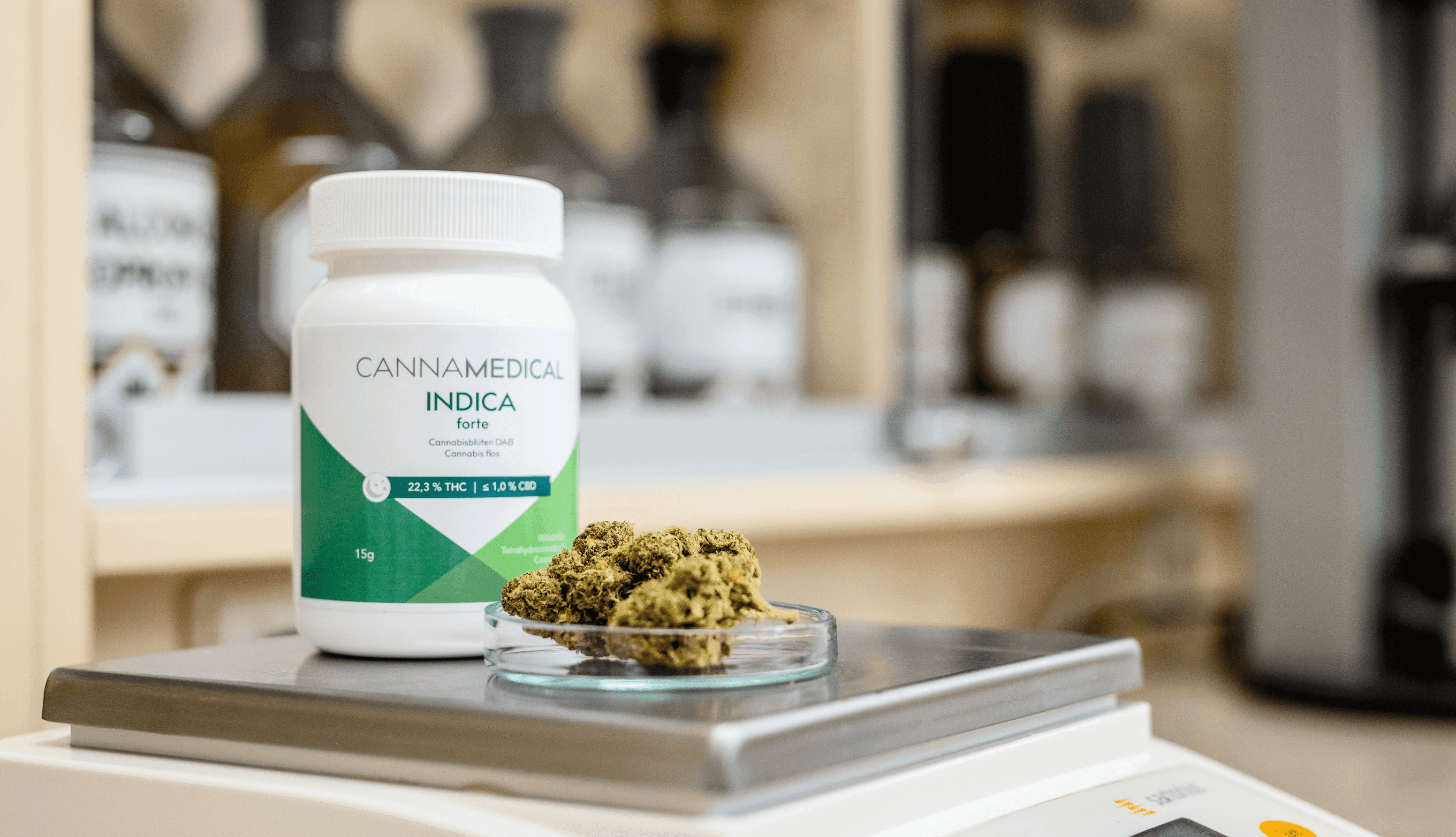 Cannabis auf einer Apotheken Waage